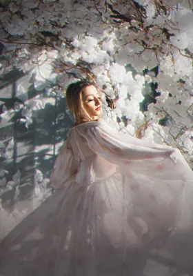 Vivienne Mort з вокальним квартетом